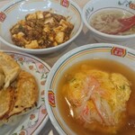 餃子の王将 - 麻婆豆腐 ジャストサイズ  天津飯 ジャストサイズ スープ付 トドメの焼餃子二人前。