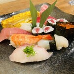 やまと寿し - サラダに汁物、デザート付きであります♪