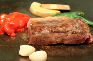 となりのグリル - 福岡産・九州産黒毛和牛の様々な部位（サーロイン、イチボ、ラムヒレ）の美味しさを堪能できます。