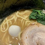 横浜家系ラーメン 吉田家 - スープの味は、まさに濃厚豚骨醤油！