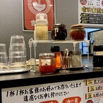 横浜家系ラーメン 吉田家 - カウンター上セット。
充実した調味料類。
