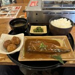 豊丸水産 - 【2023.8.28(月)】日替りB定食（サバの味噌煮＋肉だんご）900円