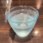 オスロコーヒー - お水のグラスも青で綺麗