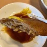 三龍亭 - 揚げ春巻きに醤油と和カラシをディップ