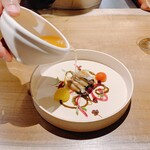 レストラン ウオゼン - 岩牡蠣
      仕上げはテーブルでトマトソースをかけて。