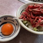大衆肉料理 大幸 - ユッケ。卵は近くのハニワ通りに売ってるらしい。まじでこのたまごいい