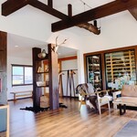 レストラン ウオゼン - ラウンジ
      熊のラグには爪も鼻も付いていました。