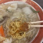 大王本店 - 焦げ目のついた麺