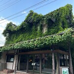 湯屋温泉　奥田屋 - 外観｡真空管ラジオの展示あり。レトロな雰囲気