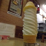 吉田食堂 - ロングソフトクリームを下からパチリ