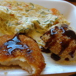 辻肉店 - ポテトサラダの上の蟹クリームコロッケとミニメンチカツ