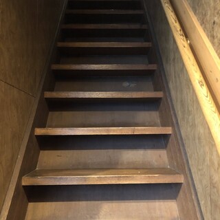 昭和家屋らしい、やや急な階段です。靴は脱いで上がってください。