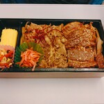 デリカステーション - 牛焼肉と黒豚角煮弁当