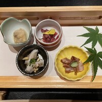 京やきにく 弘 八坂邸 - アカセン香味煮、自家製胡麻豆腐　肉味噌添え、和牛昆布和え、ハチノス中華風味