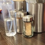 らーめん颯人 - ふぅじこちゃ～んその通りだよ～そして卓上の七味と胡椒だよ～