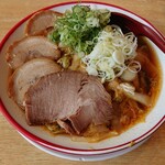 彩華ラーメン  - サイカラーメン モモ・バラチャーシュー＋青ネギ・白ネギ