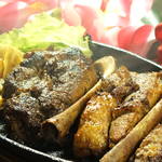 HALE LOUNGE ohana - 【ポークスペアリブ】 仕込に半日かけたお肉はとってもやわらかでジューシー！是非一度、味わって頂きたい逸品です！