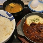 松屋 - 黒毛和牛１００％ハンバーグライスセット+生玉子