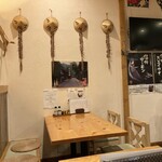Shinshuu Soba Shingen - 店内は意外と狭い、４人がけのテーブル1つ、2人がけが3つ