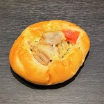 シャトードール - チキンと木の子のパン（150円）
