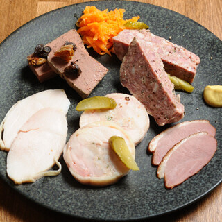 ベテランシェフが手掛ける、自家製シャルキュトリーに舌鼓