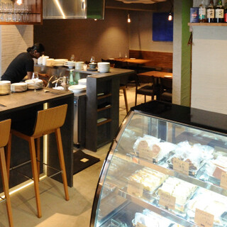 自家製のシャルキュトリや厳選ワインをご自宅でもご堪能あれ