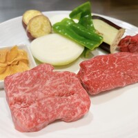 神戸プレジール 本店 - 左　サーロイン100g 右もも120g