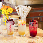 Fufu Hanten - 果実たっぷりの美酢サワー。ロゴ入りのグラスでご提供いたします。