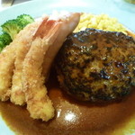 ひまわり - メインのハンバーグ以外にエビフライやウインナーも大盛ｗ