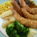 ひまわり - 主役のハンバーグの影が薄くなるほどの副菜、みえずらいですがコーンもすごい量です♪