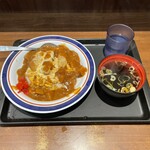 名代 富士そば - カレーかつ丼。ワカメスープも和テイスト