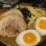 Tsukemen Ramen Haruki - 煮卵とチャーシュー