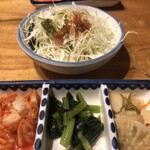 菩提樹 - これもあれも食べ放題！ドレッシングも変えられる。