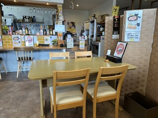 外山食堂 - テーブル席が多いですね。