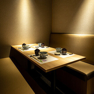 The space is a marriage of Japanese and Western styles, and all seats are completely private.