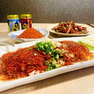 ちょい辛激ウマ！唐辛子をふんだんにかけた鳥焼肉で辛ウマを堪能