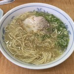 安全ラーメン - 途中ですりゴマとコショー