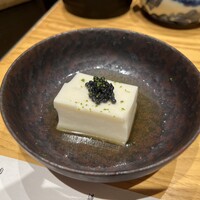 瓢斗 新橋店 - 特製出汁と白ゴマ豆腐(キャビア乗せ)