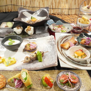 A fusion of Japanese and Chinese. Savor delicious handmade Creative Cuisine that is gentle on the body.