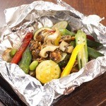 Kurokiya - つぶ貝と赤貝（稚貝）と夏野菜のホイル焼きは旬の野菜も食べれて一石二鳥！アツアツでどうぞ！