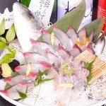 Kurokiya - 旬の鮮魚を彩り鮮やかに盛り付け。目と舌でご堪能下さい。