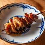 [Domestic young chicken] Skin skewers with sauce