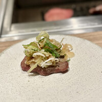 東京焼肉 黒木 - 包み葱上タンの方は、ポン酢だれに浸したネギをたっぷり乗せて。
                    厚切り極上タンはそのままで。