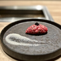 東京焼肉 黒木 - 至福の白ユッケ～キャビア添え～
                    ユッケはね、うちの近くの焼肉屋さんがめちゃ旨いので(^^)
                    でも、こちらの手前のオニオンのソース、美味しい。