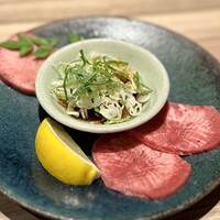 東京焼肉 黒木 - 包み葱上タンと厚切り極上タンの食べ比べ