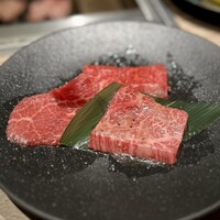 東京焼肉 黒木 - トウガラシ・カイノミ・スソバラ
                      名前を聞いただけでは、どんな味わいの部位なのか正直よくわからない(^^)
                      ス、スソバラ？
                      もう謎ですが、赤身の旨みと歯応え、そしてサシのバランスが良くて、これが一番！