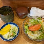 とんかつ 大幸 - サラダと漬けもん
            酢の物も付いたがモヤシなんで配膳時に返却
            この日一番美味かったのは冷茶