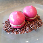 レヴォ - 赤ビーツのマカロン