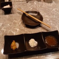 個室焼肉 牛炙 名駅別邸 - テーブルの付けダレセット