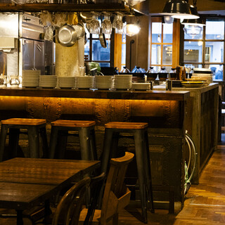 オープンキッチンを活かした臨場感ある店内